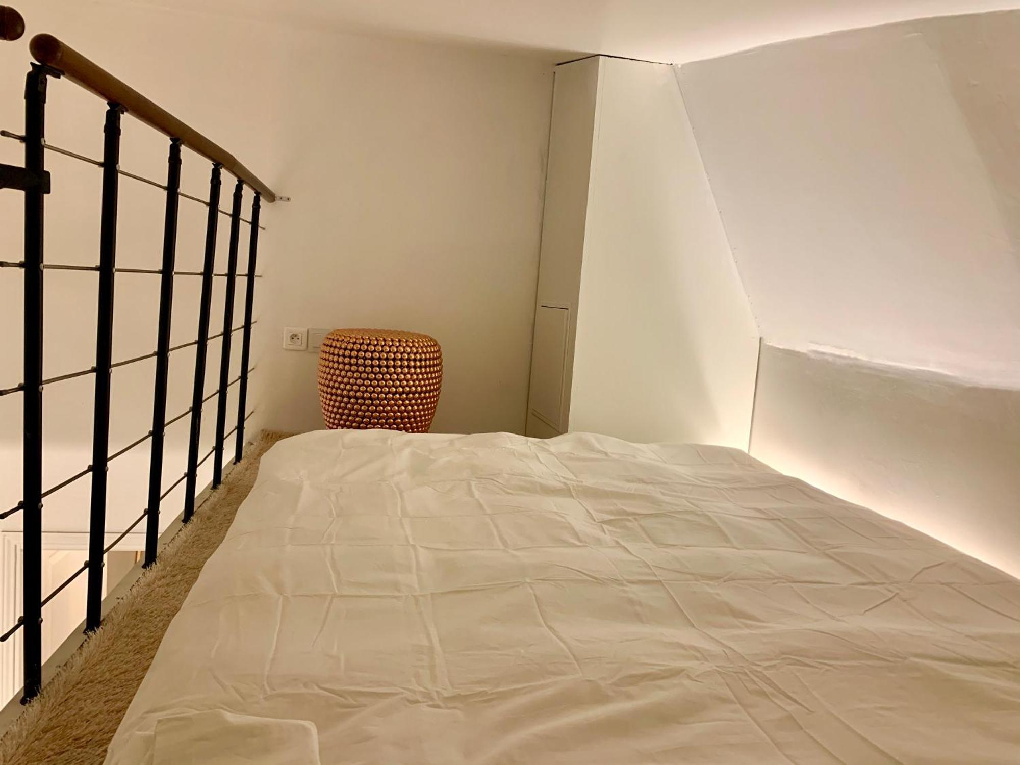 Charming Loft Style In Center Of Marais